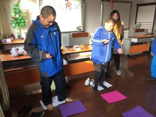 夹豆子游戏适合几岁幼儿_夹豆子玩法_夹豆子游戏作用